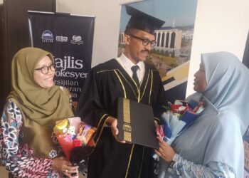 AHMAD Ariffuddin Azhar berkongsi kegembiraan bersama ahli keluarganya selepas menerima Diploma Kemahiran Malaysia dalam Bidang Pengurusan Operasi Sekuriti pada Majlis Konvokesyen Persijilan Kemahiran Malaysia yang berlangsung di USIM, Nilai, Seremban hari ini.-UTUSAN/NUR SHARIEZA ISMAIL.