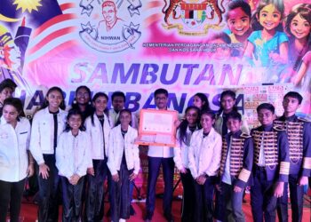 SUNDARAJOO (tengah) bersama anggota JOM Kids Band pada Majlis Sambutan Hari Kebangsaan anjuran Nihwan di Tasek Gelugor, Pulau Pinang