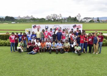 Moiz Boys menjulang trofi Kejohanan Polo Belia Malaysia ke-3 (3MYPT), hari ini.