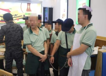 SEBAHAGIAN daripada pekerja warga asing yang ditahan JIM Pulau Pinang dalam serbuan di sebuah premis perniagaan di Georgetown, Pulau Pinang, semalam.