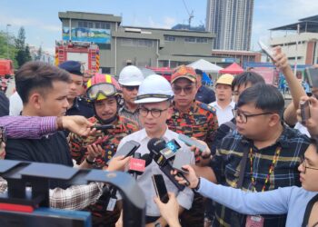 FAHMI Fadzil meninjau operasi mencari dan menyelamat (SAR) di Loji Indah Water Konsortium (IWK) Pantai Dalam.