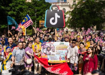 ANTARA sebahagian peserta yang menggayakan pakaian tradisional di Bangunan Sultan Abdul Samad baru-baru ini