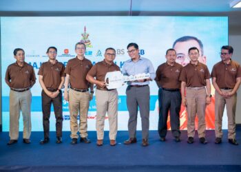 Amirudin Shari (empat dari kiri) bersama Pengerusi MGB Berhad, Lim Hock San (tiga dari kiri) menyerahkan kunci kepada salah seorang pembeli Rumah Idaman Bandar Saujana Putra (BSP), hari ini.