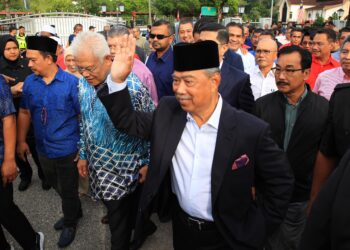 MUHYIDDIN Yassin (kanan) diiringi kempimpinan tertinggi Bersatu dan penyokong semasa tiba untuk pendakwaan dibawah  Akta Hasutan di Mahkamah Sesyen Gua Musang, Kelantan hari ini-UTUSAN/KAMARUL BISMI KAMARUZAMAN.