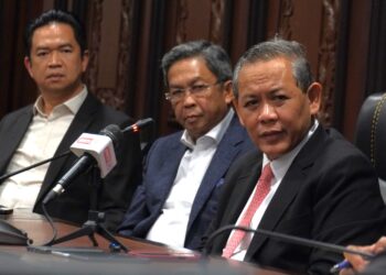 AMINUDDIN Harun pada sidang akhbar selepas mempengerusikan Mesyuarat Mingguan Exco di Wisma Negeri, Seremban hari ini.