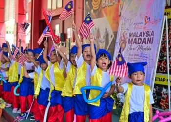 ANTARA pendekatan boleh diaplikasikan bagi meningkatkan semangat kemerdekaan dalam kalangan generasi muda adalah sambutan ambang
kemerdekaan dan sambutan bulan kemerdekaan.