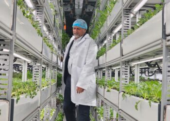 GOBIND Singh Deo meninjau BoomGrow Machine Farms yang menggunakan teknologi pertanian 5G di George Town, Pulau Pinang, hari ini.