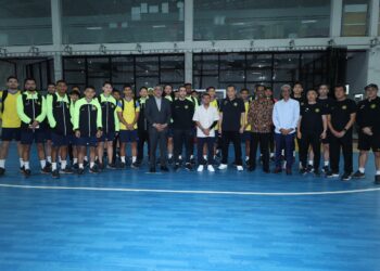 PEMAIN kebangsaan, Faisal Halim (tengah) hadir memberi sokongan kepada rakan-rakannya ketika sesi latihan skuad kebangsaan menjelang persiapan sempena Pesta Bola Merdeka 2024 di Wisma FAM, hari ini.