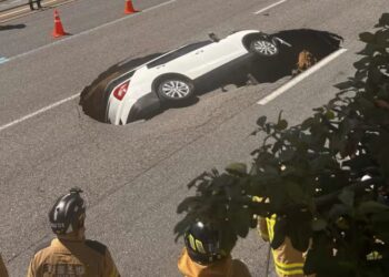 LUBANG yang muncul di tengah jalan berdekatan Daerah Seodaemun, barat Seoul, pada Khamis.-AGENSI