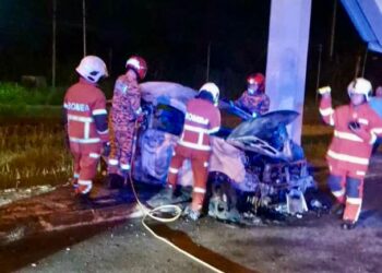 PASUKAN bomba memadam kebakaran dan mengeluarkan mangsa yang terlibat dalam kemalangan di Jalan Kepayan, Kota Kinabalu, Sabah awal pagi ini. - IHSAN BOMBA