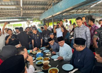 ANWAR (duduk, dua dari kanan) ketika menikmati juadah tengah hari di Kedai Tok bersebelahan Masjid Kubang Semang, Bukit Mertajam, Pulau Pinang.-UTUSAN/SITI NUR MAS ERAH AMRAN