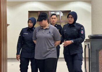 KUANTAN: Seorang pembantu jualan kedai pajak gadai mengaku tidak bersalah atas 65 pertuduhan pecah amanah harta syarikat melibatkan kerugian hampir RM700,000 ketika dihadapkan ke Mahkamah Sesyen, di sini hari ini.