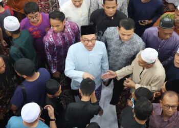 ANWAR Ibrahim (tengah) bersalaman dengan para jemaah selepas selesai menunaikan solat Jumaat di Masjid Kubang Semang, Bukit Mertajam, Pulau Pinang.-UTUSAN/IQBAL HAMDAN