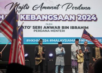 ANWAR Ibrahim menyerahkan Jalur Gemilang kepada pelajar, Sai Rakesh Vijayan pada Majlis Amanat Perdana Hari Kebangsaan 2024 di Pusat Konvensyen Antarabangsa Putrajaya (PICC) di Putrajaya. - UTUSAN/FAISOL MUSTAFA