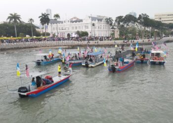 SEBAHAGIAN daripada bot yang mengambil bahagian dalam perarakan sambutan bulan kebangsaan di Pulau Pinang, hari ini.-UTUSAN/IQBAL HAMDAN