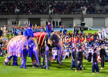 KEHADIRAN dua ekor gajah yang diarak masuk ke dalam stadium sejurus selepas acara perbarisan kontinjen berakhir menarik perhatian lebih 45,000 pengunjung bersempena
sambutan Hari Kebangsaan 2024 peringkat negeri ini di Kompleks Sukan Tuanku Syed Putra, Kangar, Perlis semalam.-UTUSAN/IZLIZAN OTHMAN