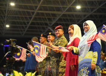 TUANKU Syed Faizuddin Putra Jamalullail pada 
majlis sambutan Hari Kebangsaan 2024 peringkat negeri ini di Kompleks Sukan Tuanku Syed Putra, Kangar, Perlis semalam.-UTUSAN/IZLIZAN OTHMAN