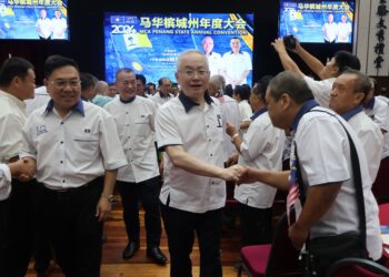 WEE Ka Siong (tengah) bersalaman dengan para perwakilan ketika hadir merasmikan Konvensyen MCA Pulau Pinang di George Town, Pulau Pinang hari ini.-UTUSAN/IQBAL HAMDAN