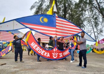 AZHAR Ibrahim teruja untuk menaikkan wau puyuh gergasi bertemakan Jalur Gemilang di Pantai Geting, Tumpat, Kelantan-UTUSAN/ROHANA ISMAIL.