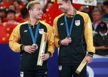 WOOI Yik dan Aaron Chia mengekalkan pingat gangsa yang dimenangi di Olimpik Tokyo.-IHSAN MOM