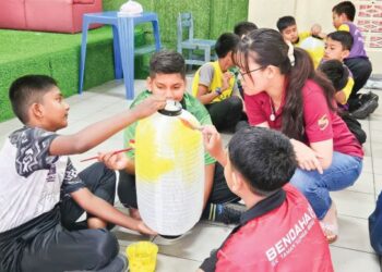 SIEW Ki menyantuni pelajar ketika mengadakan lawatan baru-baru ini.