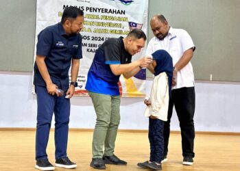 AHLI Lembaga Pemegang Amanah YBR, YB Syahredzan Johan yang juga Ahli Parlimen Bangi (dua dari kiri), Pengurus Besar YBR, Syaiful Rizal Abdul Ghani (kiri) dan Ketua Bahagaian Operasi YBR, Mohd Mukhti Abd Rahman (kanan) menyampaikan cermin mata kepada salah seorang penerima.