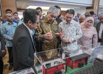 AHMAD Zahid Hamidi ketika hadir Simposium Perancangan dan Pembangunan Desa Negara Peringkat Kebangsaan Tahun 2024 di Putrajaya. -- UTUSAN/FAIZ ALIF ZUBIR