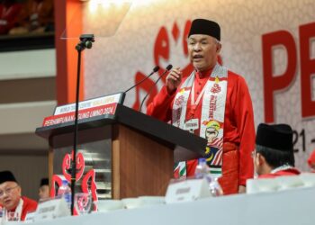 AHMAD Zahid Hamidi menyampaikan Ucapan Dasar Presiden semasa merasmikan Perhimpunan Agung UMNO 2024 di Pusat Dagangan Dunia (WTC), Kuala Lumpur semalam. - UTUSAN/FARIZ RUSADIO