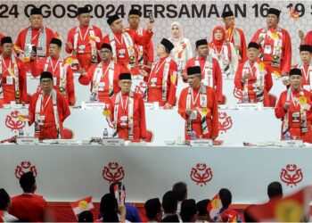 AHMAD Zahid Hamidi bersama barisan kepimpinan tertinggi UMNO mengibarkan bendera pada Perhimpunan Agung UMNO 2024 di Pusat Dagangan Dunia Kuala Lumpur, semalam. – UTUSAN/FARIZ RUSADIO