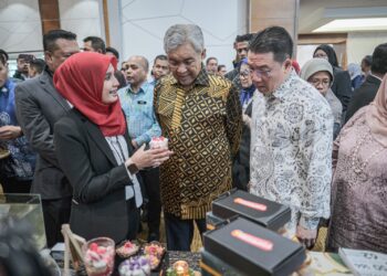 AHMAD Zahid Hamidi melawat tapak pameran selepas Simposium Perancangan dan Pembangunan Desa Negara Peringkat Kebangsaan Tahun 2024 di Putrajaya. - UTUSAN/FAIZ ALIF ZUBIR