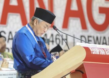 AHMAD Zahid Hamidi sebak ketika menyampaikan puisi yang ditujukan khas kepada Najib Razak pada ucapan penggulungan pada Perhimpunan Agung UMNO 2024 di Pusat Dagangan Dunia Kuala Lumpur, hari ini. - UTUSAN/FARIZ RUSADIO