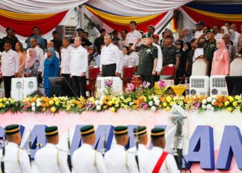 SULTAN IBRAHIM berkenan hadir pada sambutan Hari Kebangsaan Ke-67. - UTUSAN/SHIDIQQIN ZON