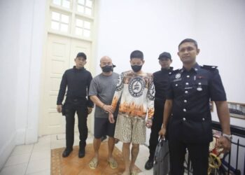 ALSON Ik Kai Jun (tengah) dan Ling Siaw Hock (dua dari kiri) didakwa di Mahkamah Sesyen Ipoh atas pertuduhan melakukan rompakan hingga mencederakan mangsa, dua minggu lalu. - UTUSAN