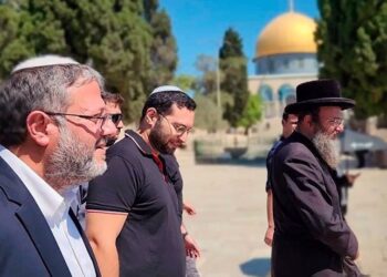 RATUSAN peneroka haram Israel diketuai Menteri Keselamatan, Itamar Ben Gvir menyerbu Masjid Al-Aqsa.- AGENSI