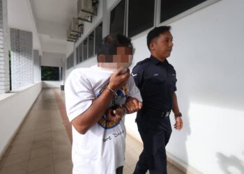 LELAKI yang didakwa melakukan amang seksual terhadap cucu saudaranya ketika dituduh di Mahkamah Sesyen Kuala Kangsar hari ini. - UTUSAN