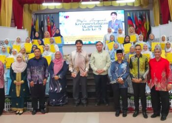 ANTHONY Loke mengiringi Tunku Ali Redhauddin bergambar dengan penerima anugerah pada Majlis Anugerah Kecemerlangan Akademik Sekolah Menengah Sains Tuanku Aishah Rohani di Sekolah Menengah Sains Tuanku Aishah Rohani di sini, semalam. - UTUSAN /NUR SHARIEZA ISMAIL