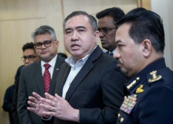 ANTHONY LOKE akan membentang isu MAS ke Kabinet Rabu ini.