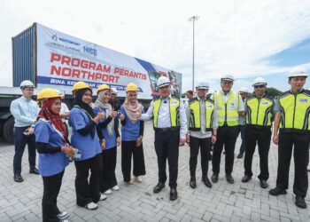 ANTHONY Loke Siew Fook (tengah) dan Steven Sim Chee Keong (empat dari kanan) beramah mesra dengan pelatih wanita Program Latihan dan Profesionalisme Industri Pelabuhan dan Haulier Peringkat Kebangsaan di Pelabuhan Utara, Pelabuhan Klang, semalam. – UTUSAN/AFIQ RAZALI