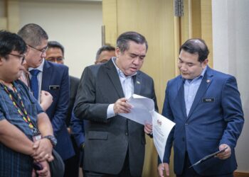 ANTHONY Loke bersama Rafizi Ramli ketika sidang akhbar di Putrajaya. - UTUSAN/FAIZ ALIF ZUBIR