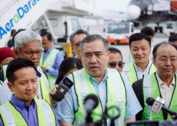 ANTHONY Loke ketika hadir menyaksikan Pelancaran Pengeksportan Pertama Durian Segar ke China di terminal kargo KLIA. - UTUSAN/FAISOL MUSTAFA