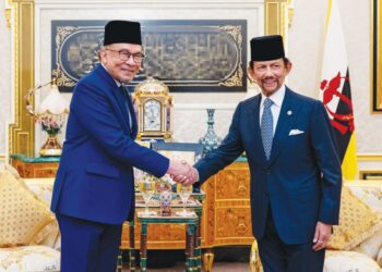 ANWAR Ibrahim menghadap Sultan Hassanal Bolkiah di Istana Nurul Iman, Bandar Seri Begawan, semalam. Perdana Menteri berada di situ bagi menghadiri Rundingan Pemimpin Tahunan Ke-25 Malaysia dan Brunei. – JABATAN PERDANA MENTERI