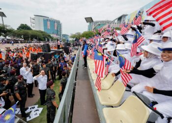 ANWAR Ibrahim memecahkan suasana dan kemeriahan sambutan Hari Kebangsaan Ke-67 di Dataran Putrajaya. - UTUSAN/SHIDIQQIN ZON