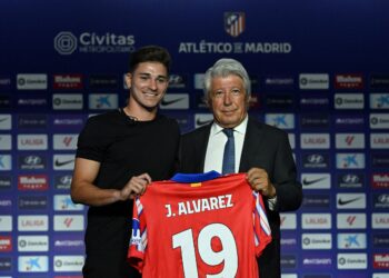 PEMAIN Argentina, Julian Alvarez (kiri) bersama Presiden Atletico Madrid, Enrique Cerezo bergambar ketika sesi pengenalan pemain itu di Stadium Metropolitano, Jumaat lalu. - AFP