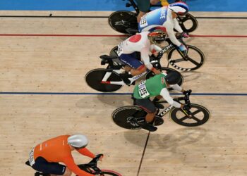 PELUMBA trek berbasikal negara, Datuk Azizulhasni Awang (baju hitam) dibatalkan penyertaannya selepas didapati memotong derny terlalu awal dalam saringan pertama acara keirin Sukan Olimpik Paris. - AFP