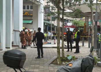 Seorang wanita warga India tertimbus selepas terjatuh dalam lubang yang terbentuk akibat tanah mendap di Jalan Masjid India, ibu negarahari ini.