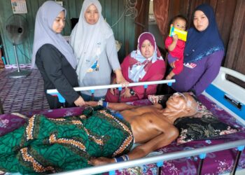 NOR Shakirah Md. Nor (kiri) bersama dua kakak OKU serta kakak iparnya menemani ayahnya yang terlantar akibat strok di Kampung Tanjung Kuala, Tumpat, Kelantan. –UTUSAN/ROHANA ISMAIL