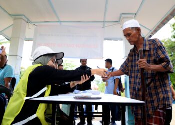 SEORANG warga emas melaksanakan tugas sebagai pemilih pada PRK DUN Nenggiri di Tabika Sri Bakawali, Bertam Lama, Gua Musang, Kelantan-UTUSAN/KAMARUL BISMI KAMARUZAMAN.