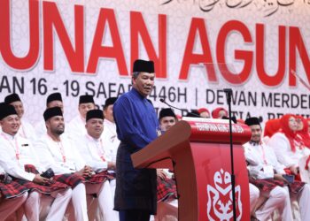 MOHAMAD Hasan berucap merasmikan Perhimpunan Agung, Wanita dan Pemuda UMNO di Pusat Dagangan Dunia (WTC), Kuala Lumpur, malam ini. - UTUSAN/FARIZ RUSADIO