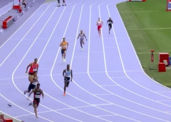 KASUT pelari Trinidad and Tobago, Renny Quow tertanggal ketika berlari dalam acara saringan 4x400 meter Olimpik 2024 di Stade de France. - AGENSI