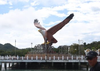 TUGU burung helang yang menjadi mercu tanda pelancongan Langkawi di Dataran Helang, Kuah di Langkawi. 
– UTUSAN/SHAHIR NOORDIN